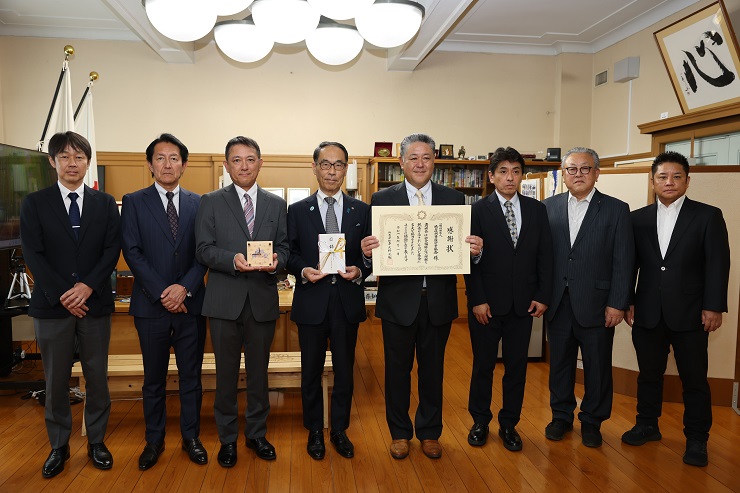 感謝状贈呈者と記念写真を撮る知事の写真