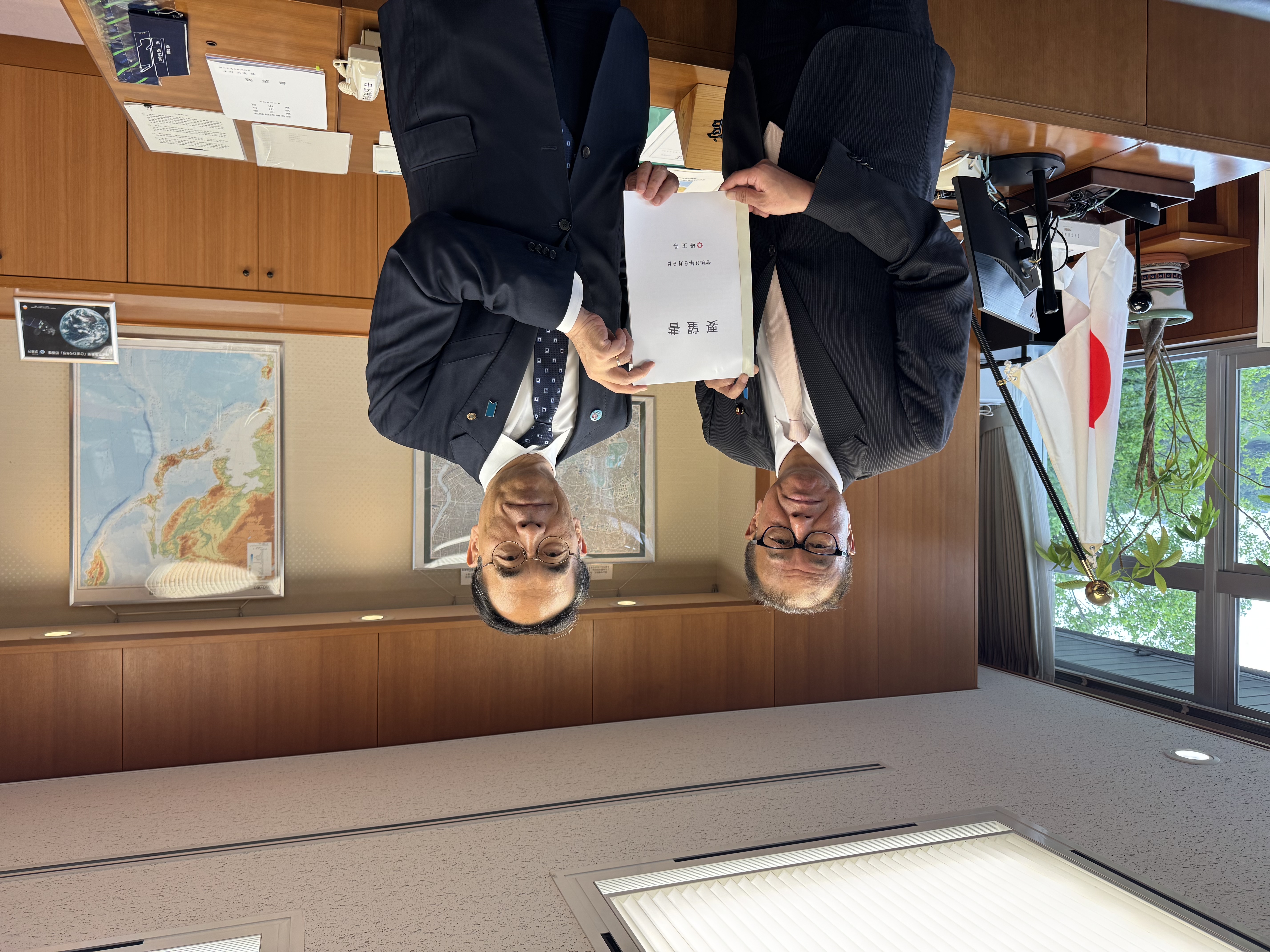 上田英俊国土交通大臣政務官に要望書を手渡す知事の様子