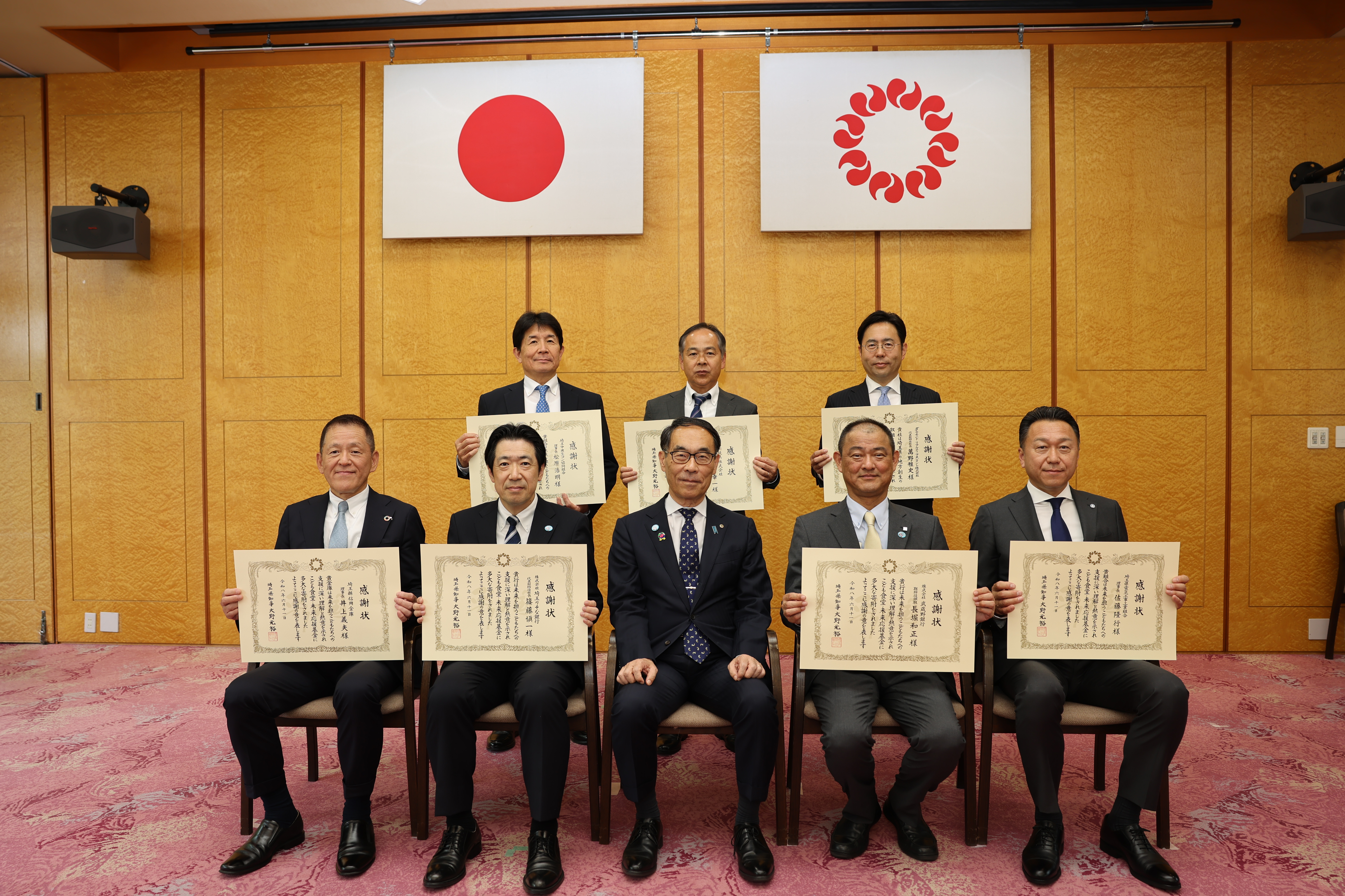 感謝状贈呈者と記念写真を撮る知事の写真