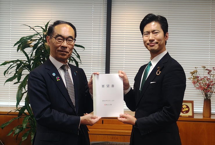 神谷政幸厚生労働大臣政務官に要望書を手渡す知事の様子