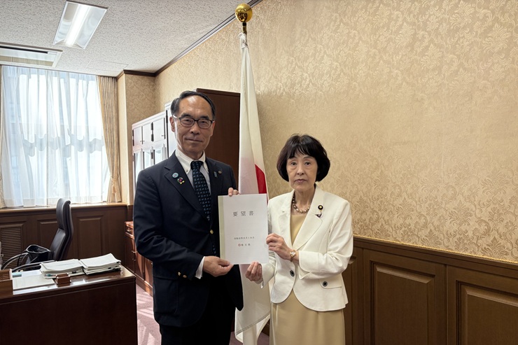 高橋はるみ財務大臣政務官へ要望書を手渡す知事の写真