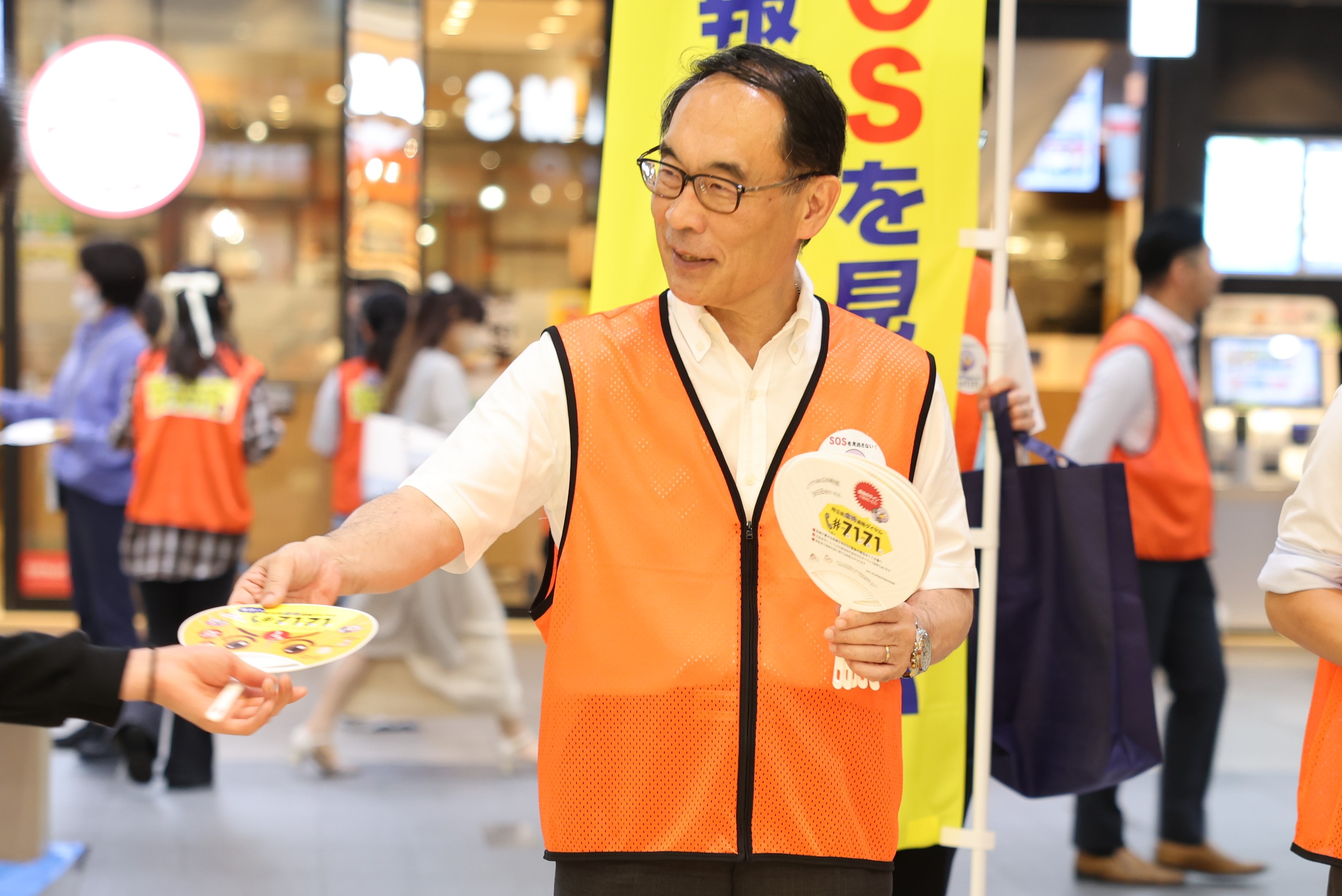 街頭啓発活動でティッシュを配る知事の写真