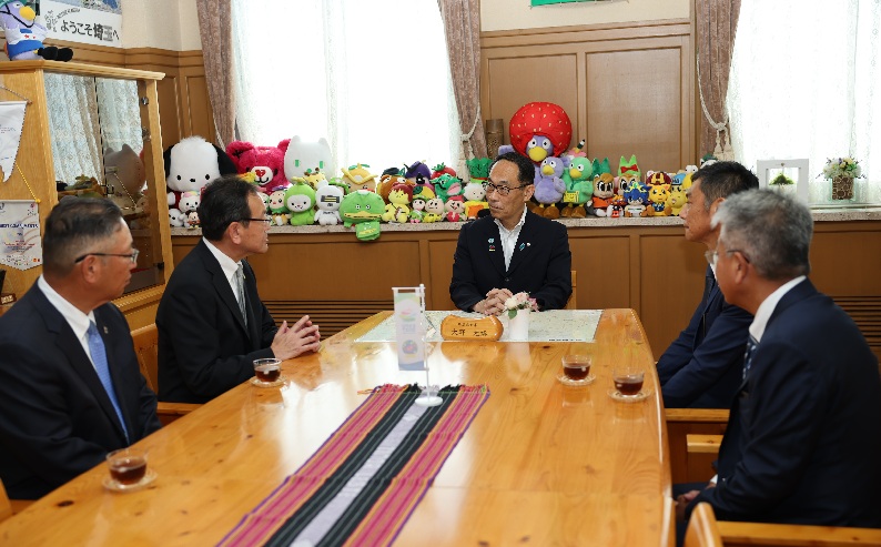 感謝状贈呈者と歓談する知事の写真