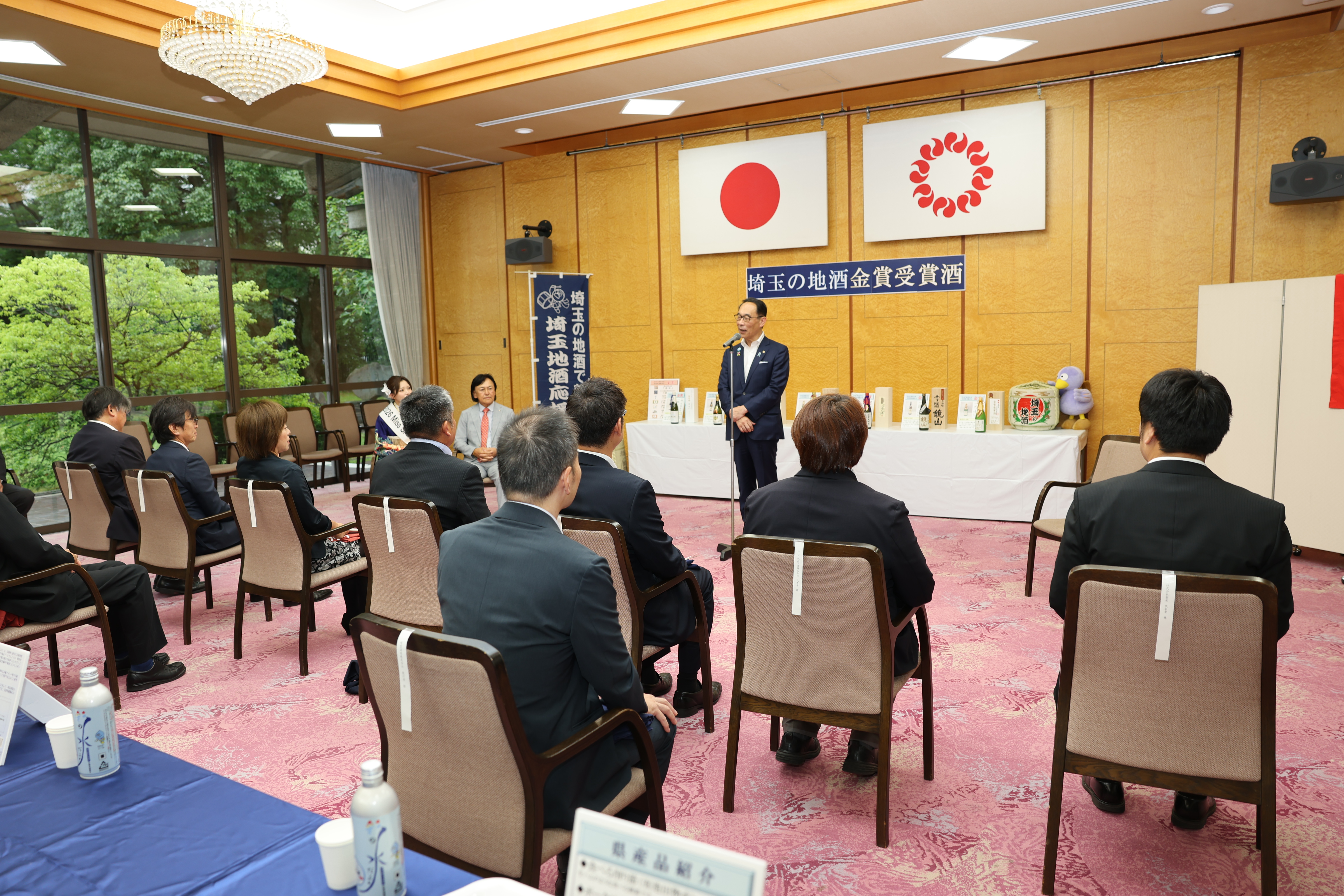 感謝状贈呈式で挨拶する知事の写真