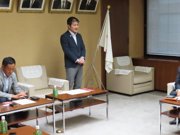 8月27日議長の激励する写真