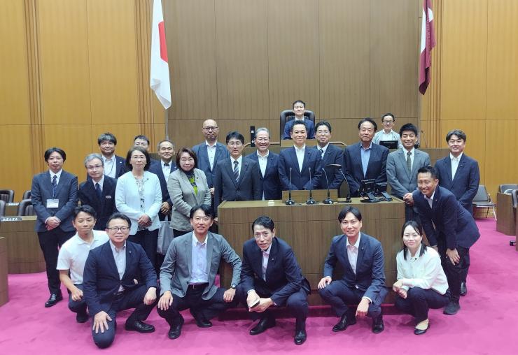 熊本県議会で議員とスタッフの集合写真