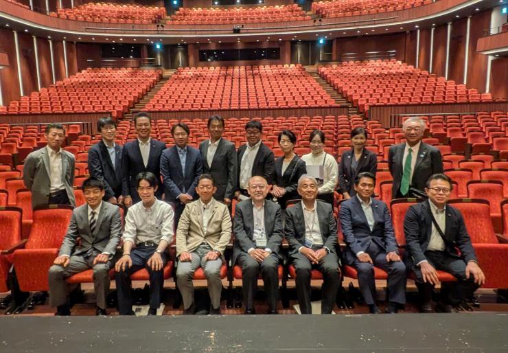 岡山芸術創造劇場ハレノワで議員とスタッフの集合写真