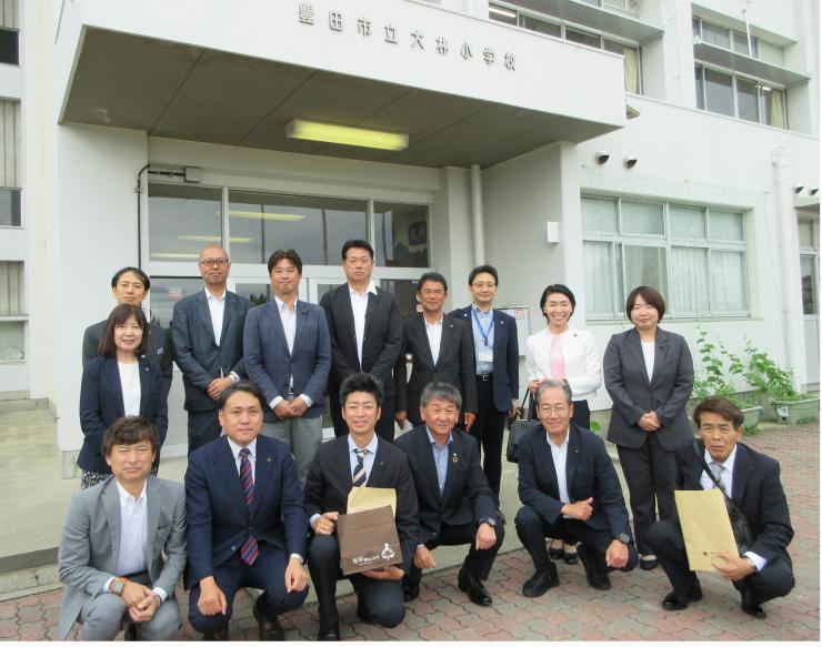 ことばの教室(大林)にて議員とスタッフの集合写真