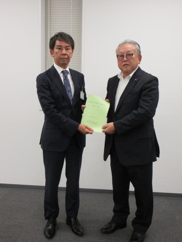 9月16日要望書を手渡す神尾髙善会長