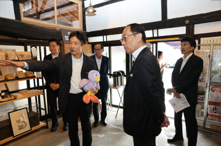 株式会社ふじさんであそぶキッチンを視察する知事の写真
