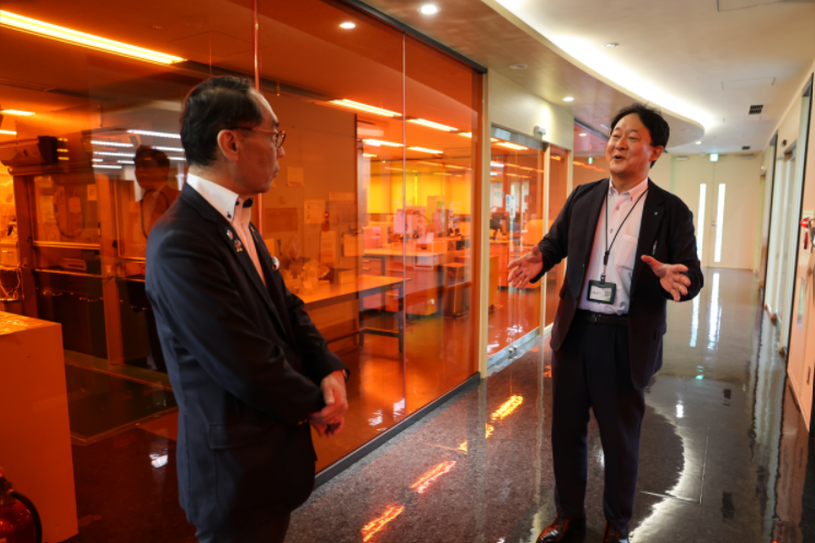 太陽ホールディングス株式会社嵐山事業所 太陽グリーンエナジー株式会 社を視察する知事の写真