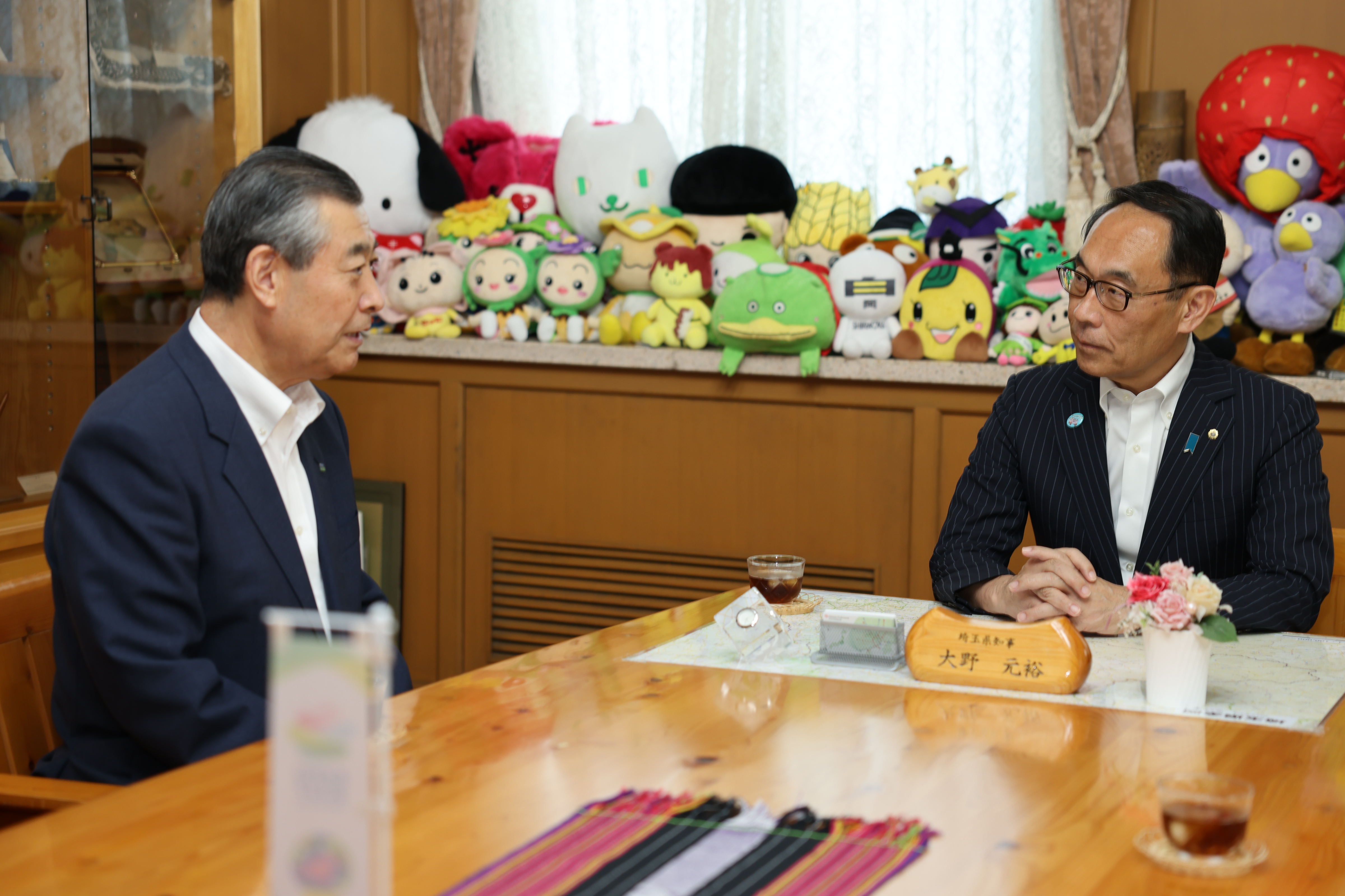 感謝状贈呈者と歓談する知事の写真