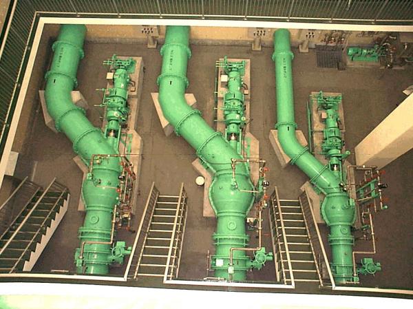 揚水機場ポンプ設備の写真