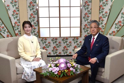 アナウンサーと副議長の対談写真