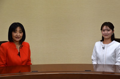 岡田委員長とインタビュアーの写真