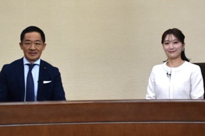 吉良委員長とインタビュアーの写真