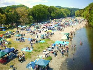 バーベキュー客でにぎわう槻川橋上流の風景