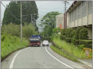 荒川西小学校前の狭い旧道　すれ違いが困難な状況