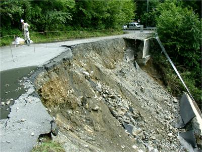 大雨により森林管理道の路肩が崩れた写真です