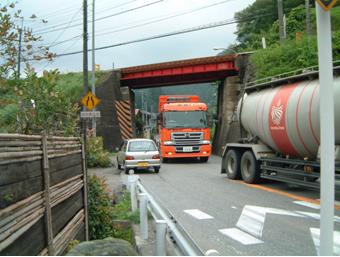 現道区間の大型車すれ違いができない箇所