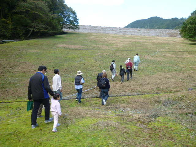 法面を登ります1