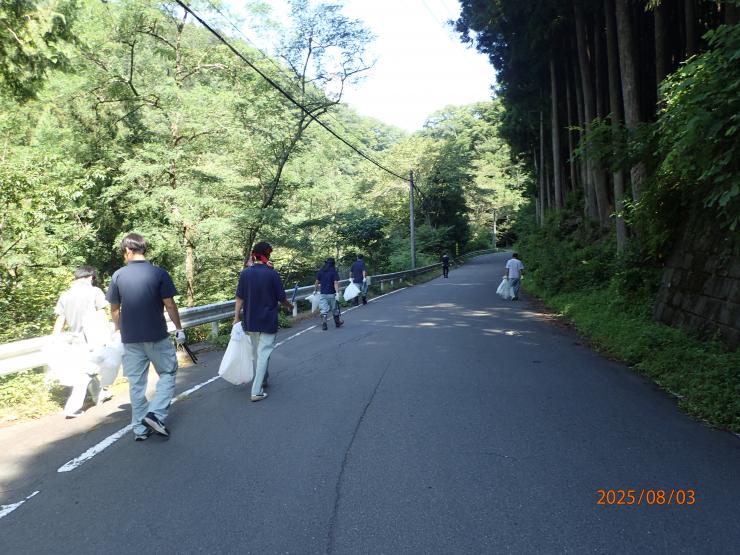 周辺道路のごみを拾っている様子