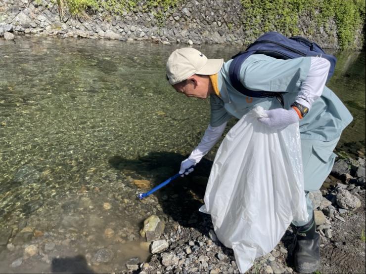 河川の中のごみを拾っている様子