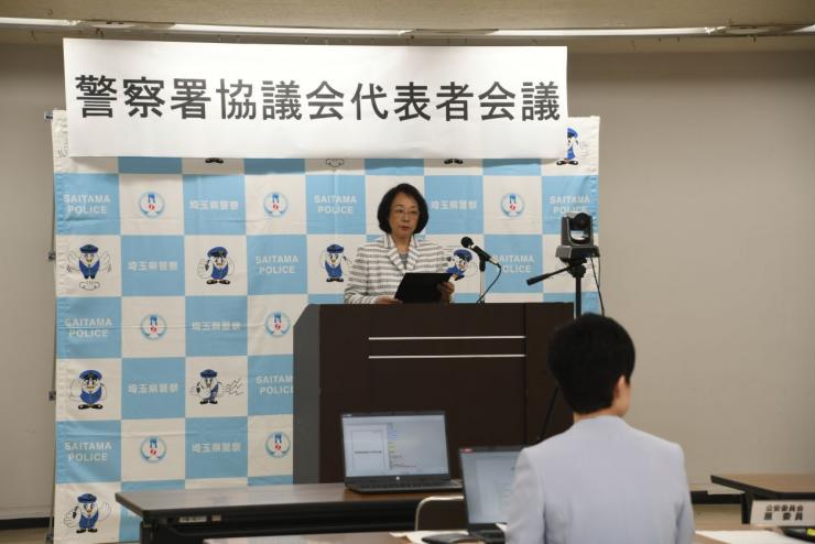 挨拶を述べる佐藤委員長