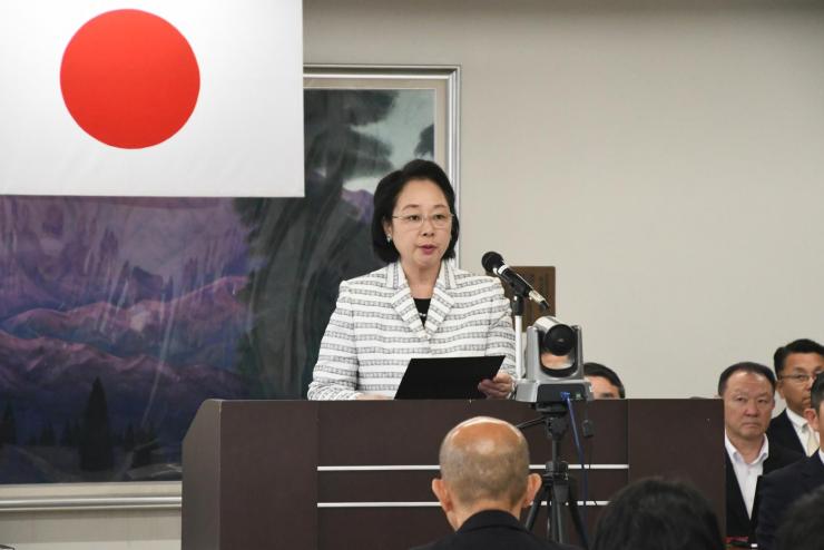 訓辞を述べる佐藤委員長
